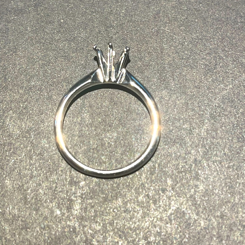 18KT solitaire prong ring (no diamond)-never worn